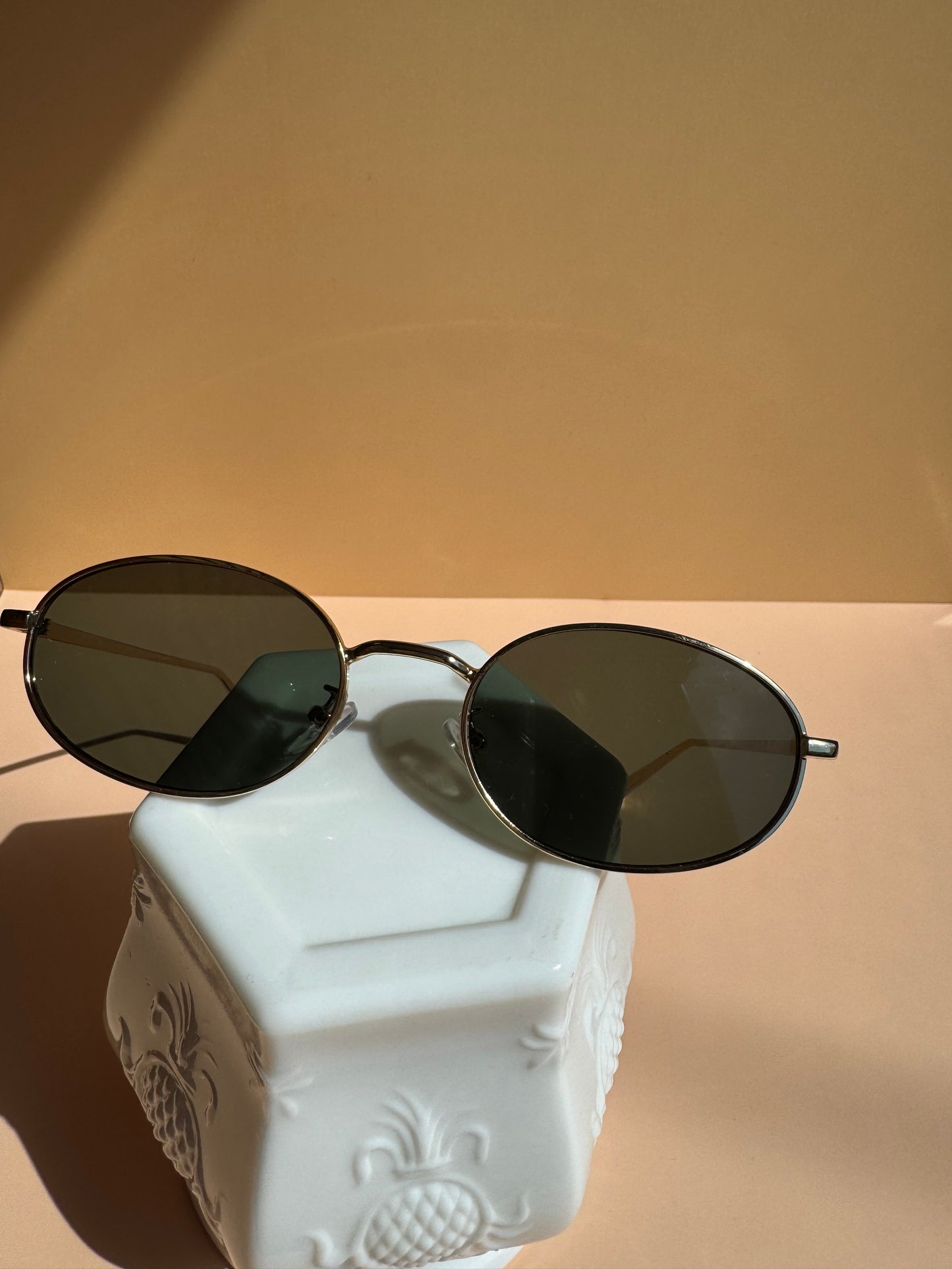 Metallrahmen-Sonnenbrille im minimalistischen Design