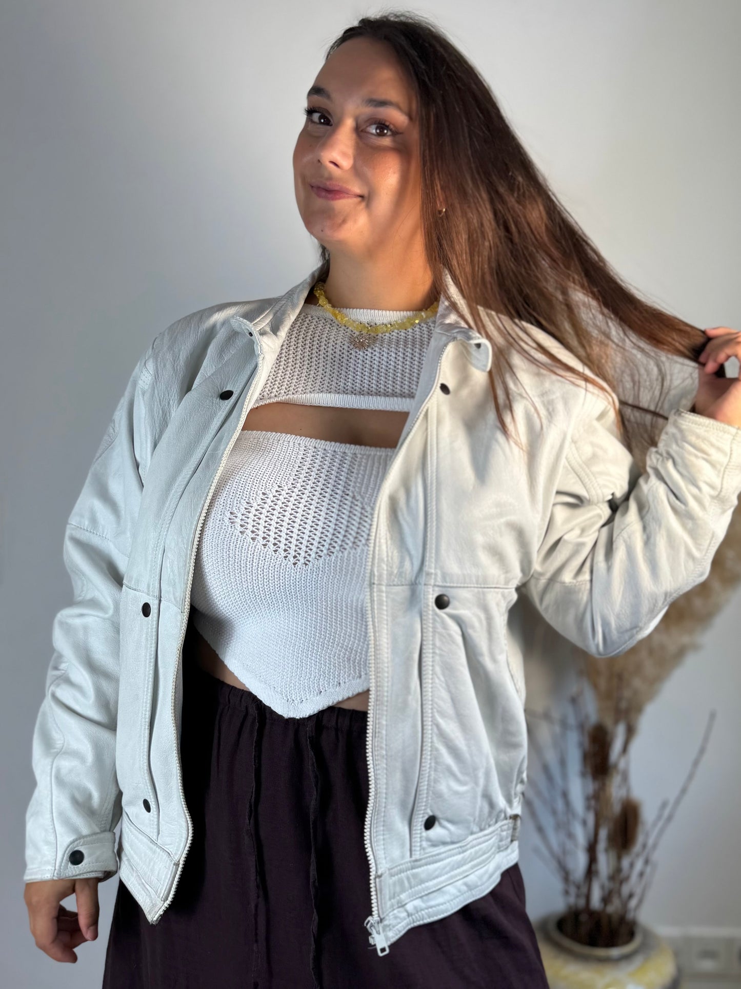 Weiße Lederjacke