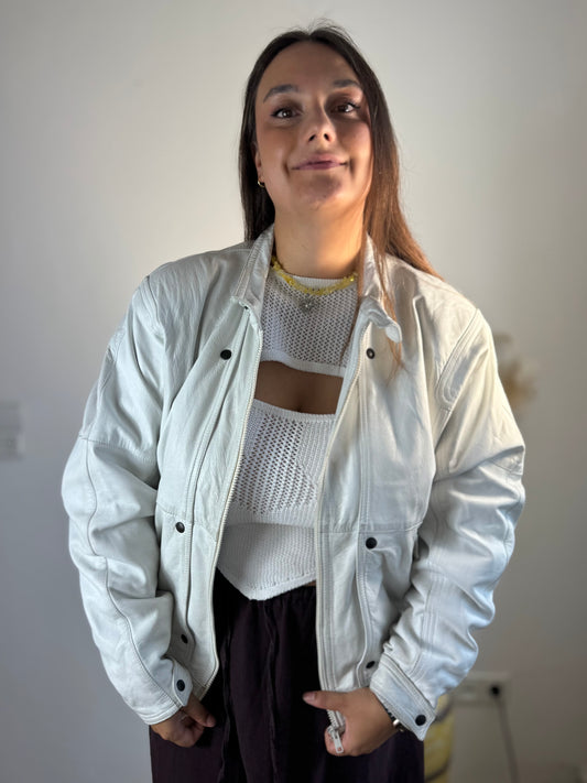 Weiße Lederjacke