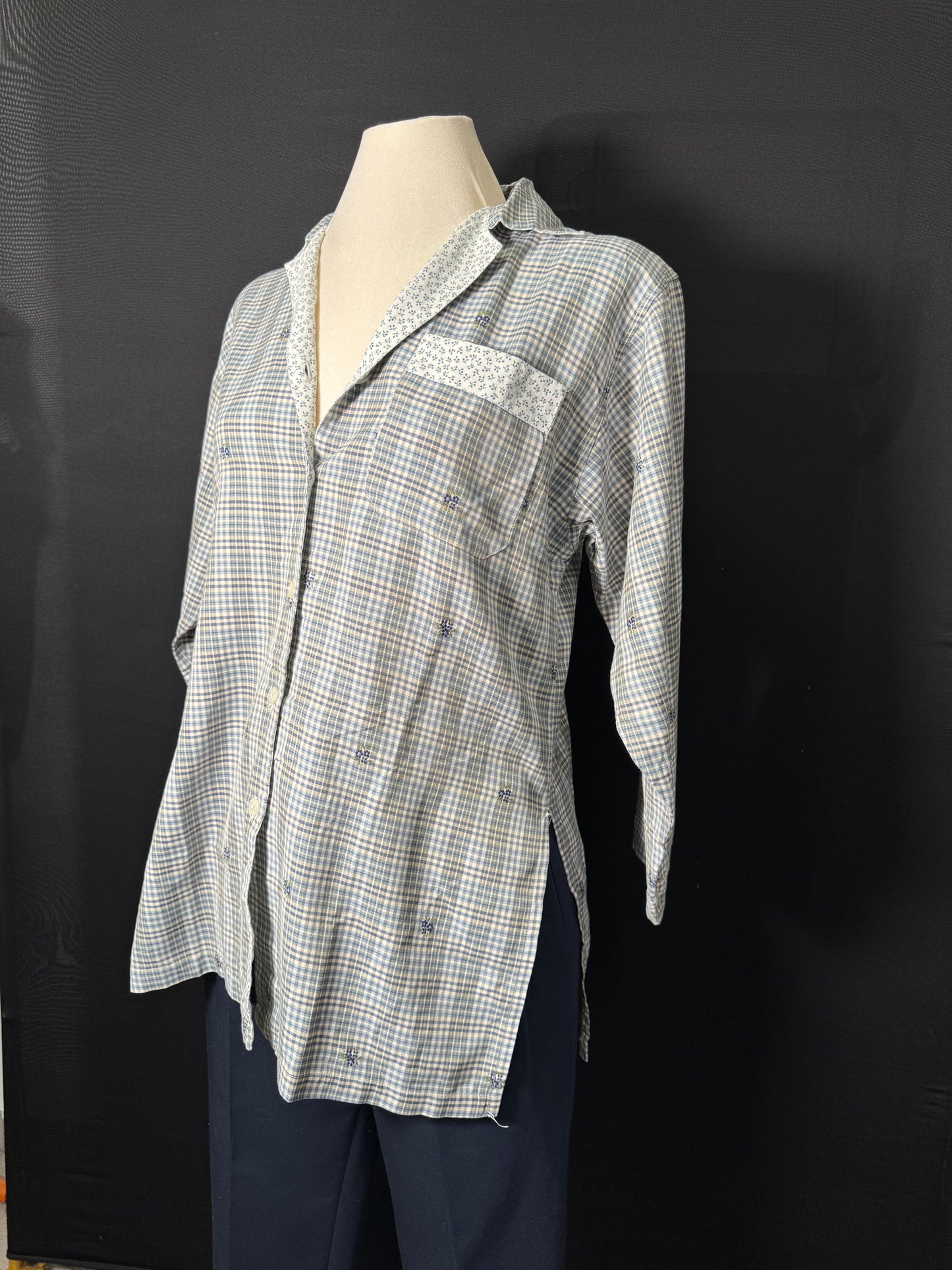 Bluse mit bestickten Blumen