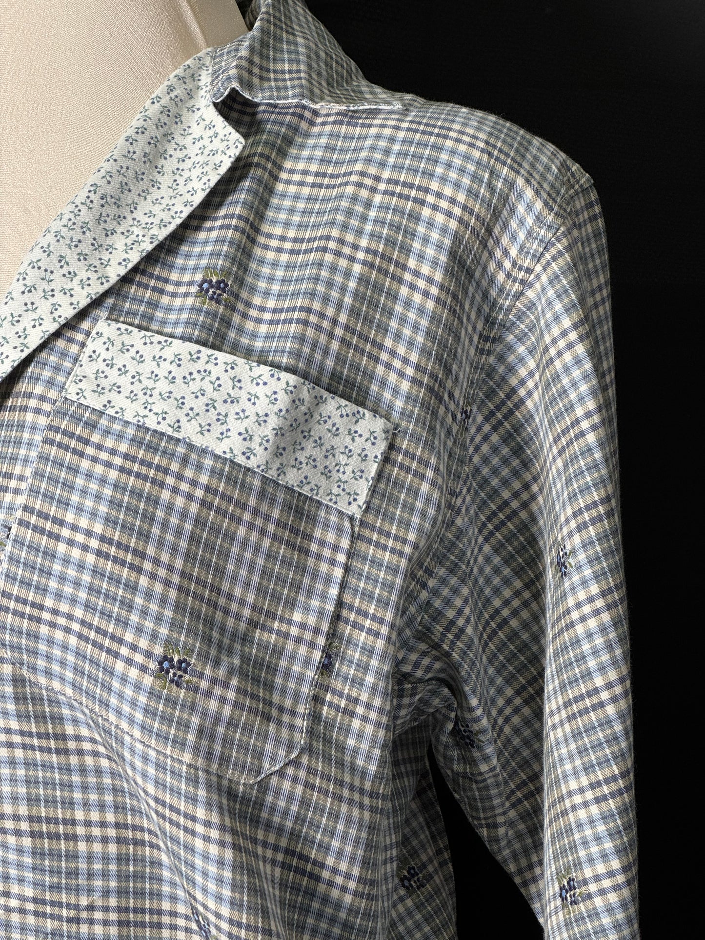 Bluse mit bestickten Blumen