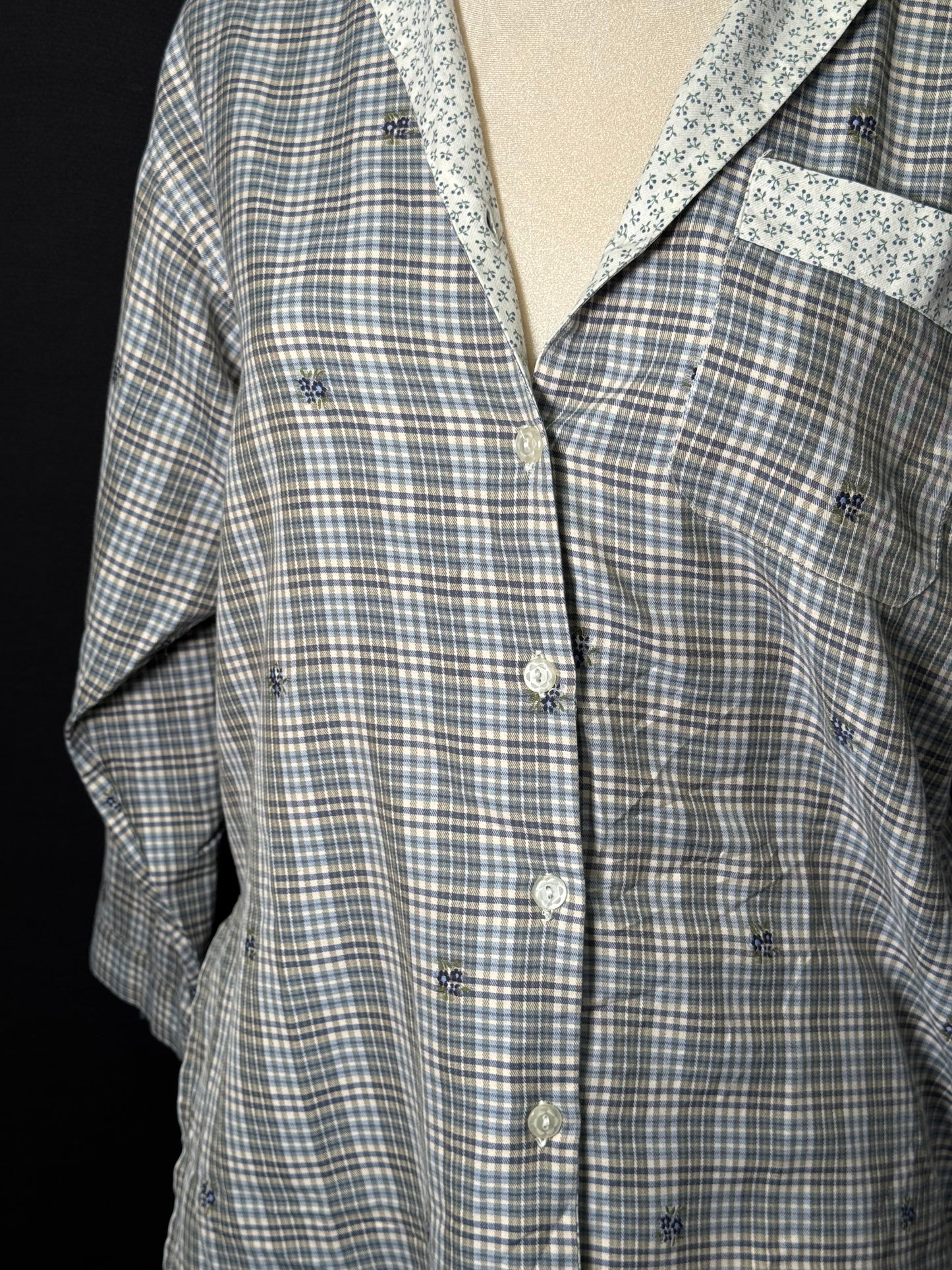 Bluse mit bestickten Blumen