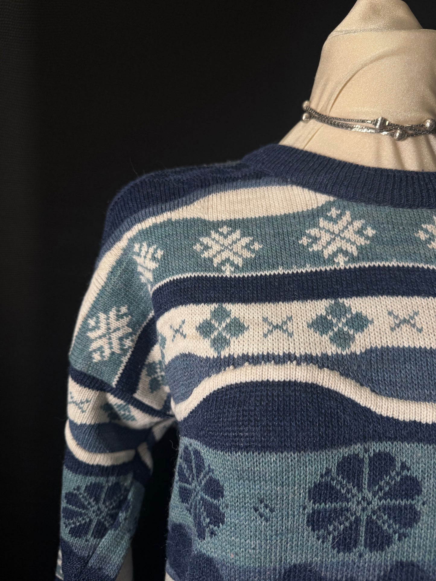 Blauer Strickpullover