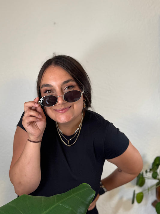 Metallrahmen-Sonnenbrille im minimalistischen Design